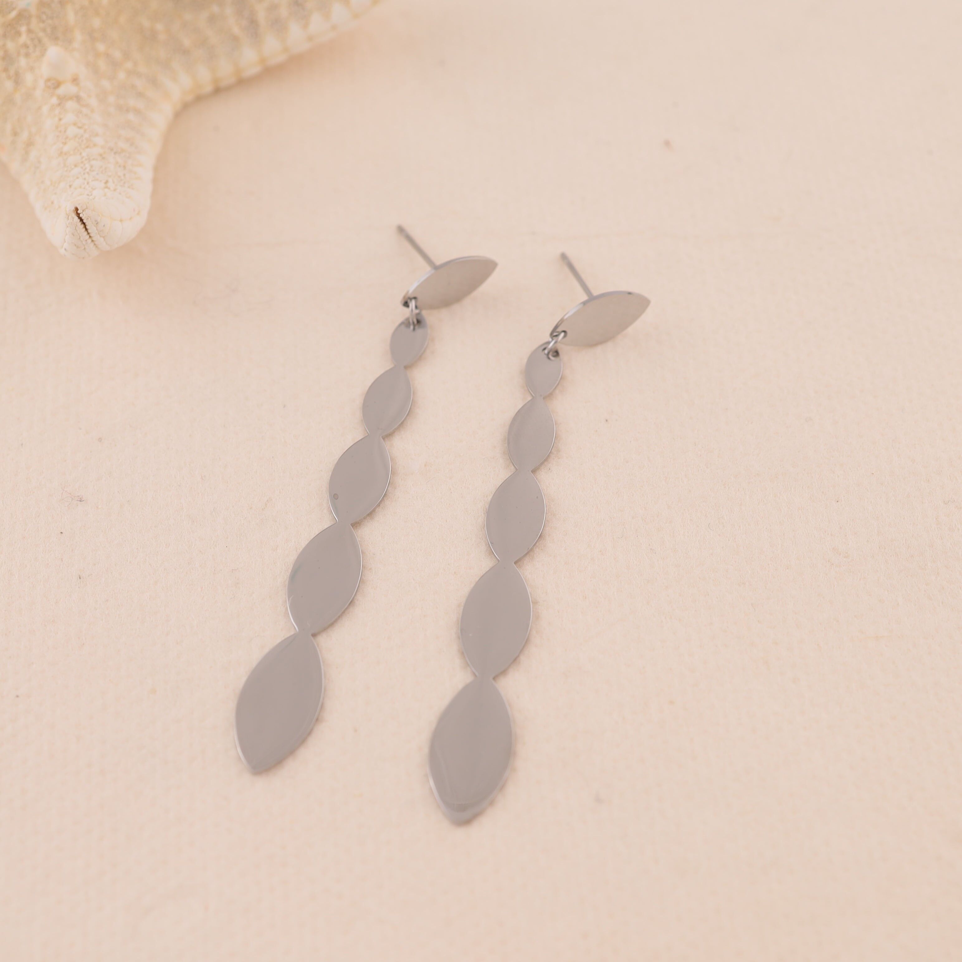 Orecchini pendenti a forma di mandorla placcati in argento