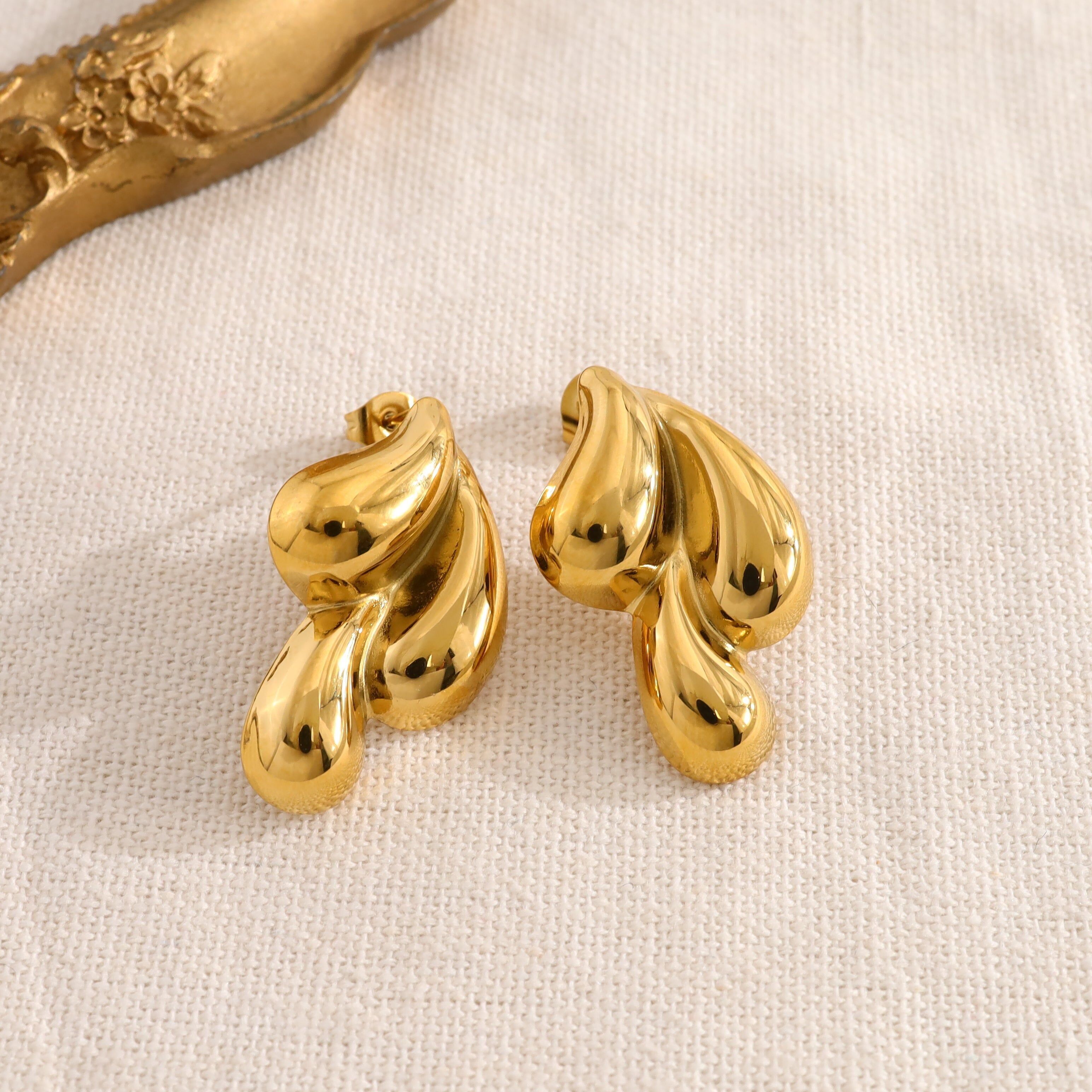 Orecchini in oro con motivo di assemblaggio a goccia scolpita