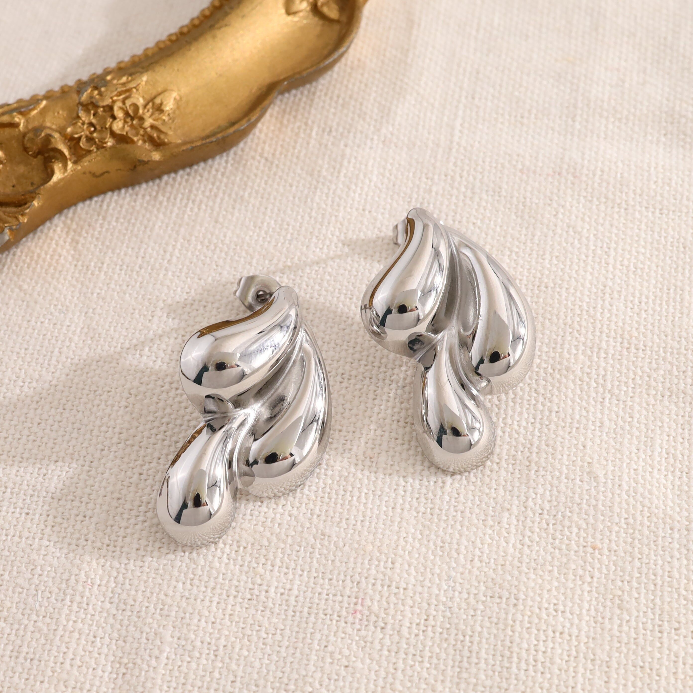 Orecchini in argento con pendenti scolpiti