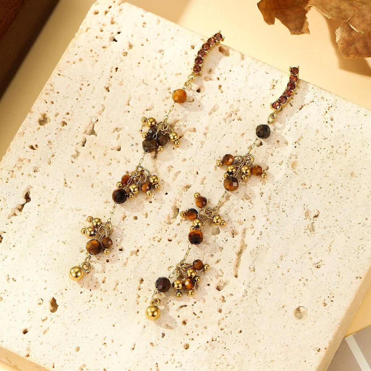 Orecchini pendenti placcati in oro con pietre di occhio di tigre e chiusura in strass