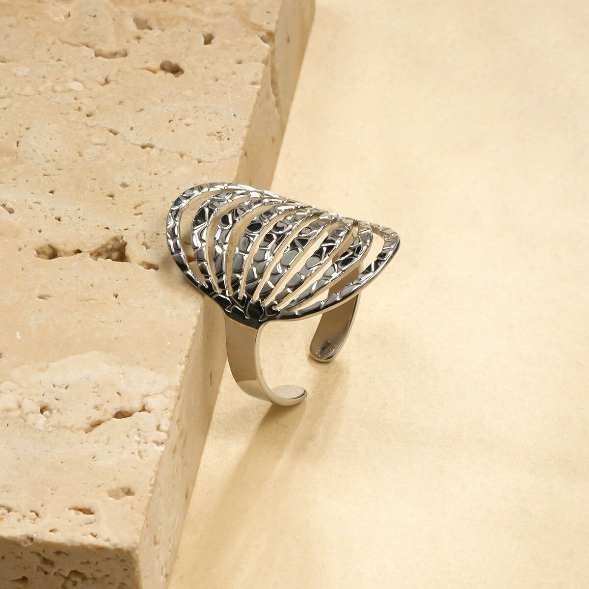 Anello in argento traforato con motivo a ventaglio martellato