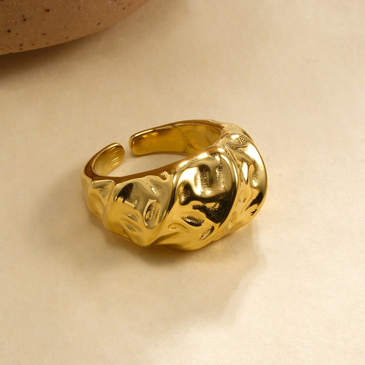 Grande anello in oro con effetto martellato e drappeggiato