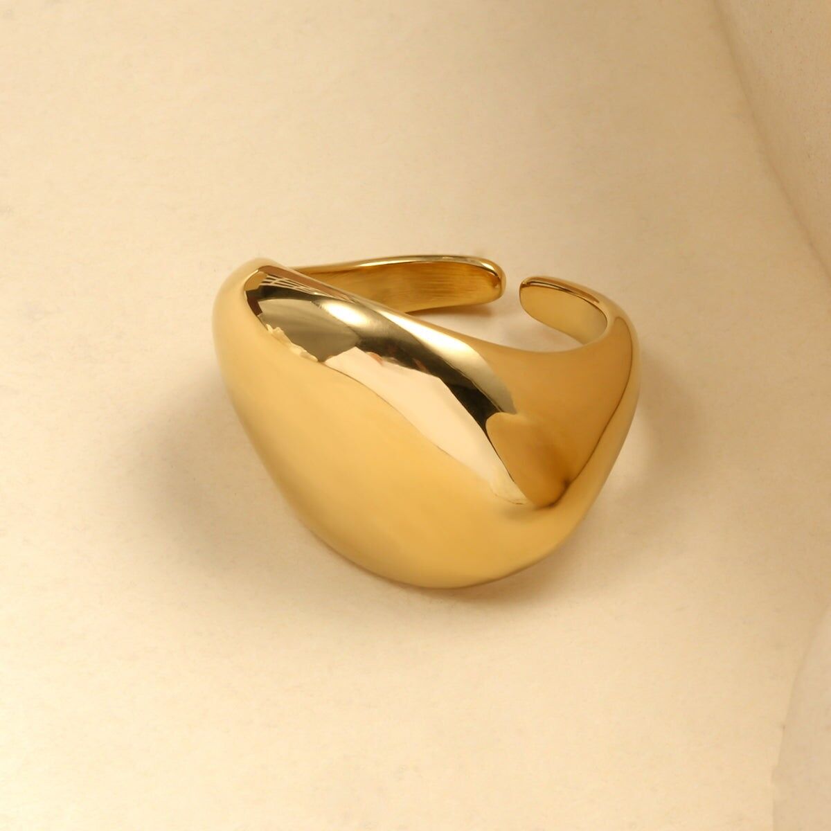 Anello bombato in oro con design minimalista