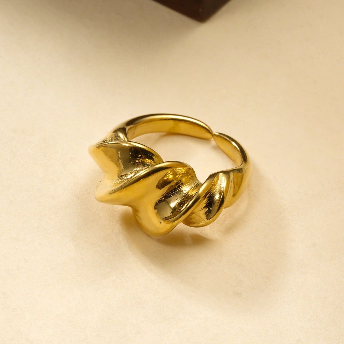 Anello in oro intrecciato con volume scultoreo