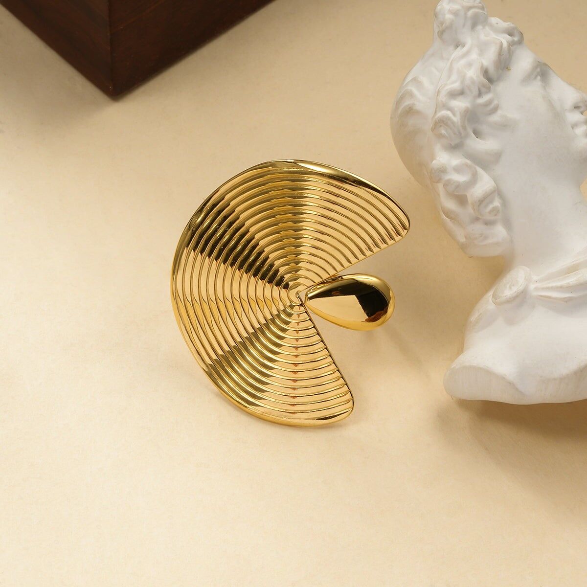 Anello in oro con ventaglio striato e design scultoreo