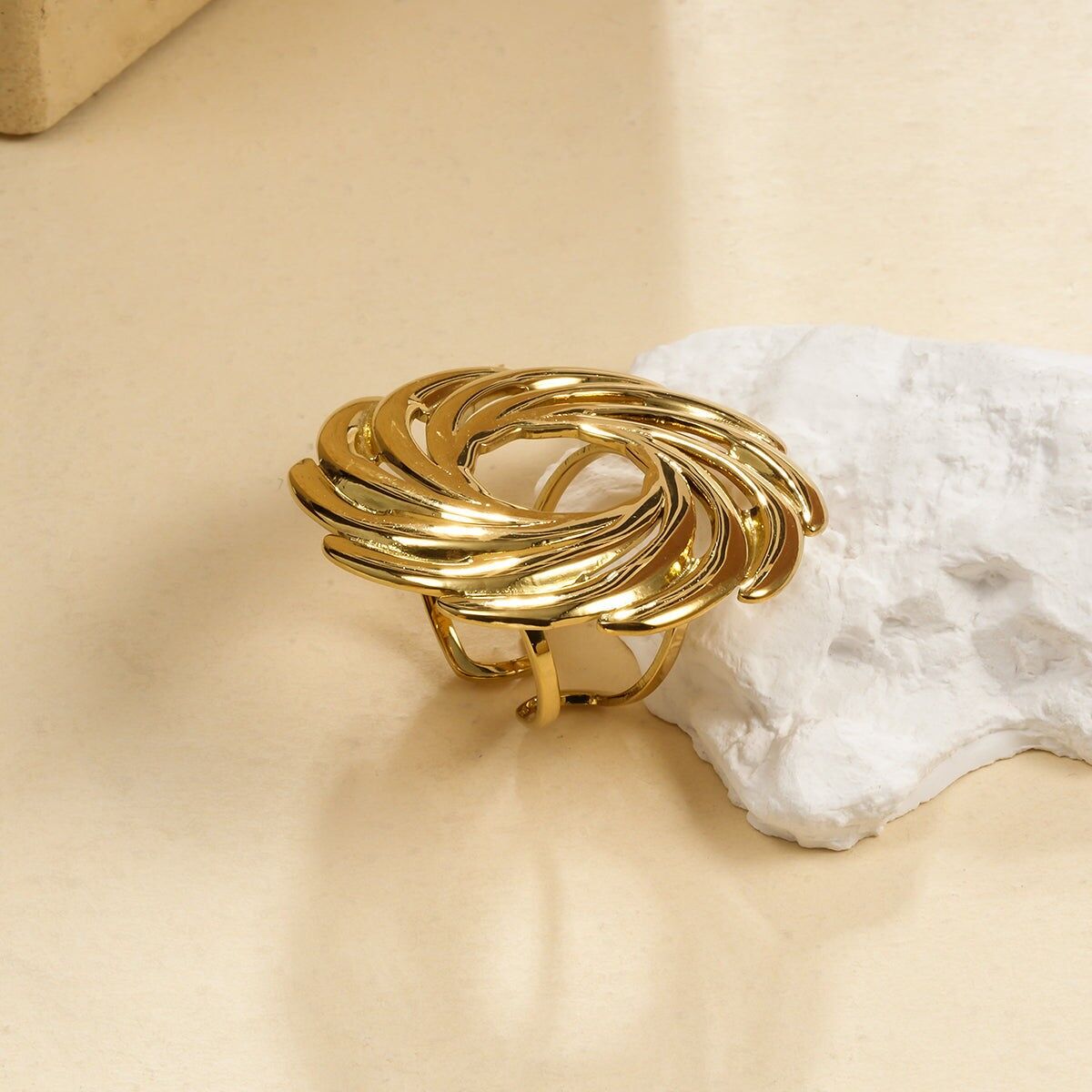 Elegante anello regolabile in oro intrecciato a spirale