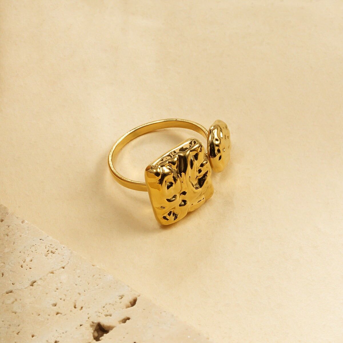 Anello Duo Quadrato e Rotondo Aperto in Oro Martellato