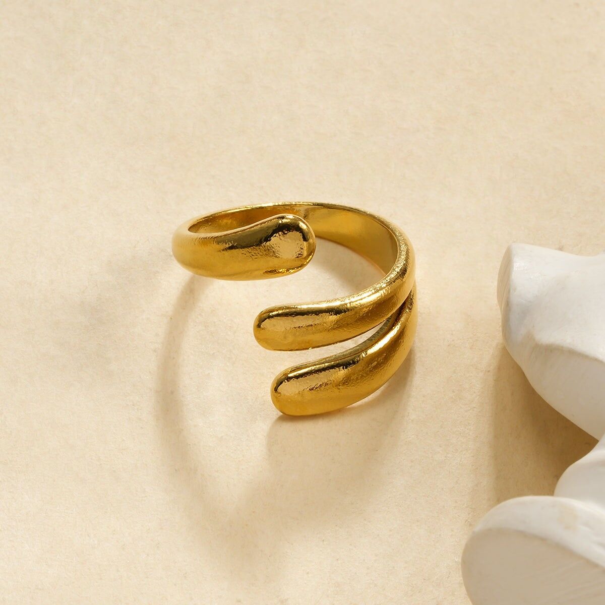 Anello aperto in oro con onde spazzolate triple