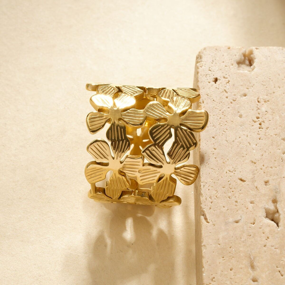 Grande anello dorato composto da 2 file di fiori traforati con petali scanalati