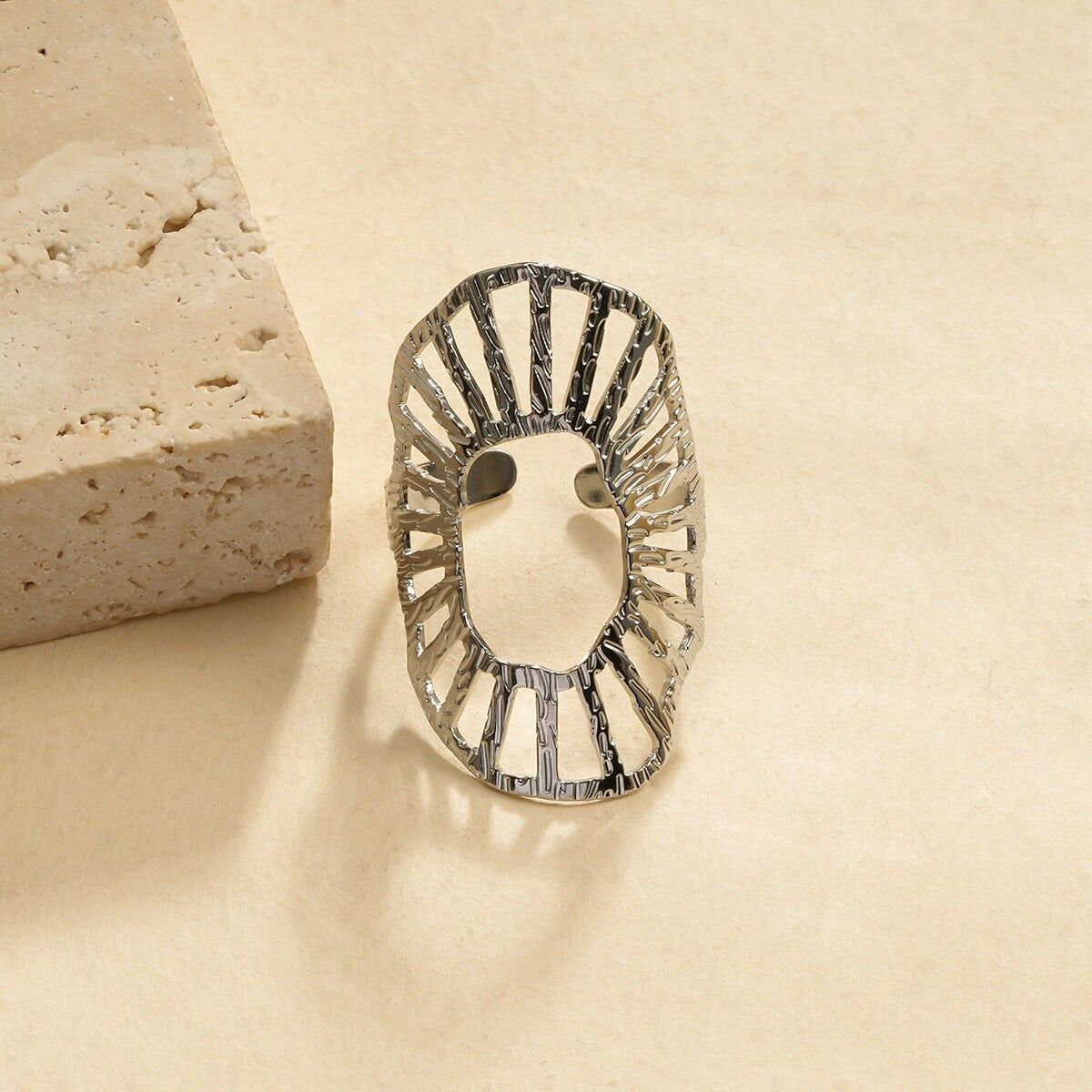 Anello scultoreo regolabile in argento inciso a forma di raggio astratto