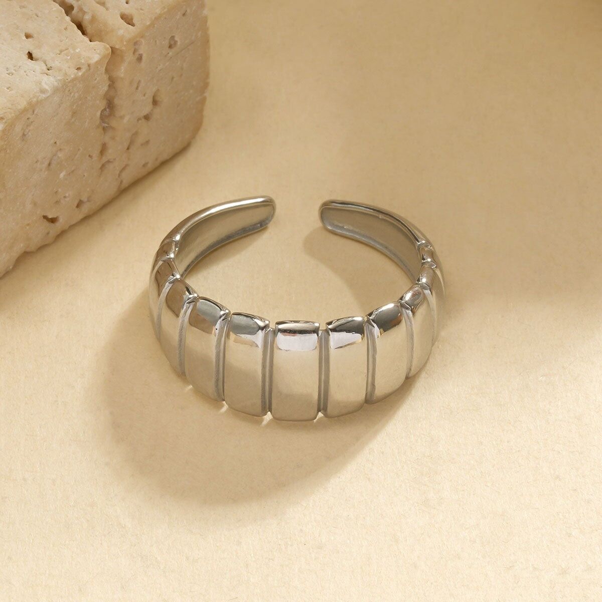 Anello regolabile in argento con segmenti grandi, lisci, rialzati e bombati
