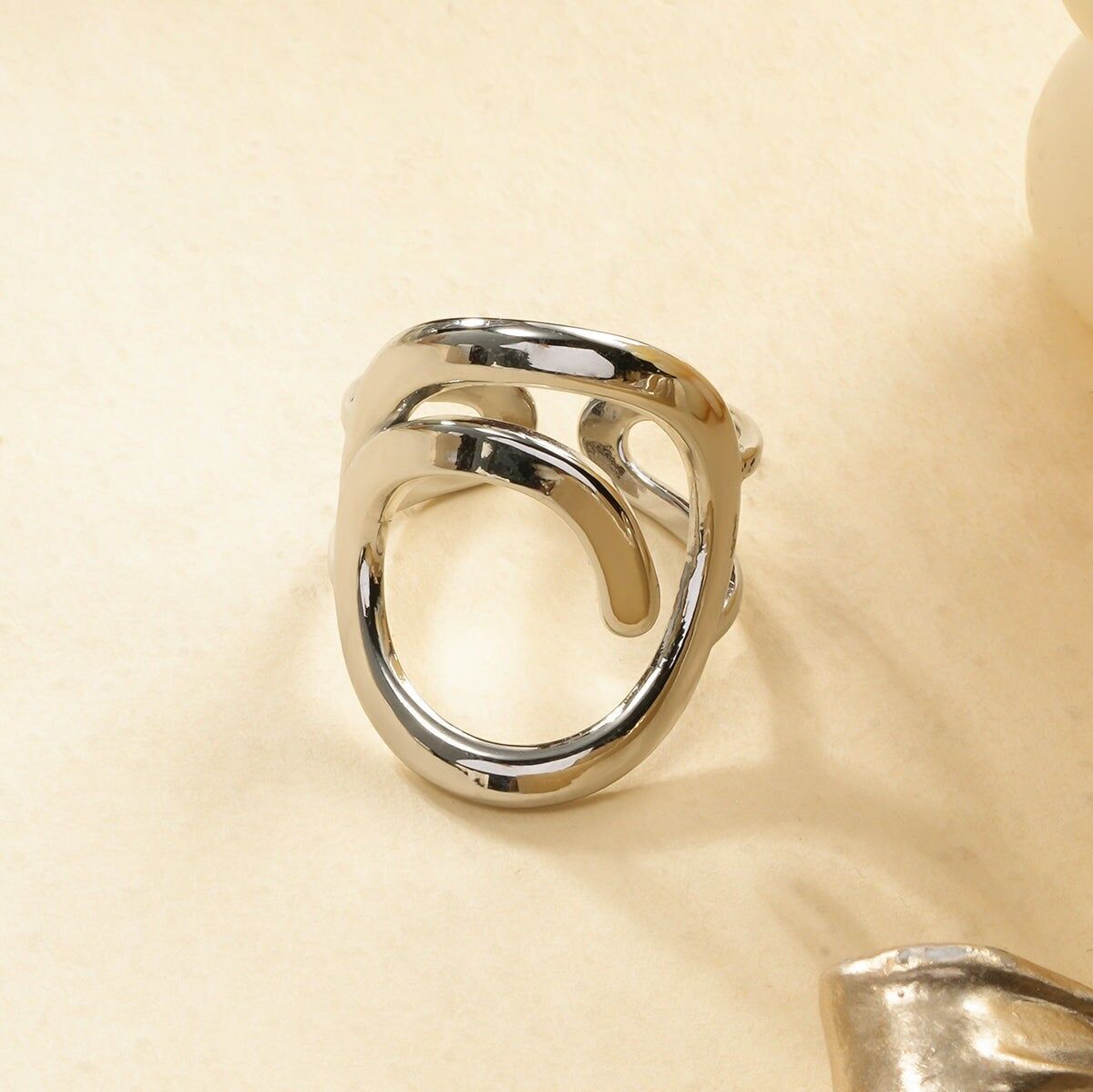 Anello in argento a doppia onda con design ondulato astratto