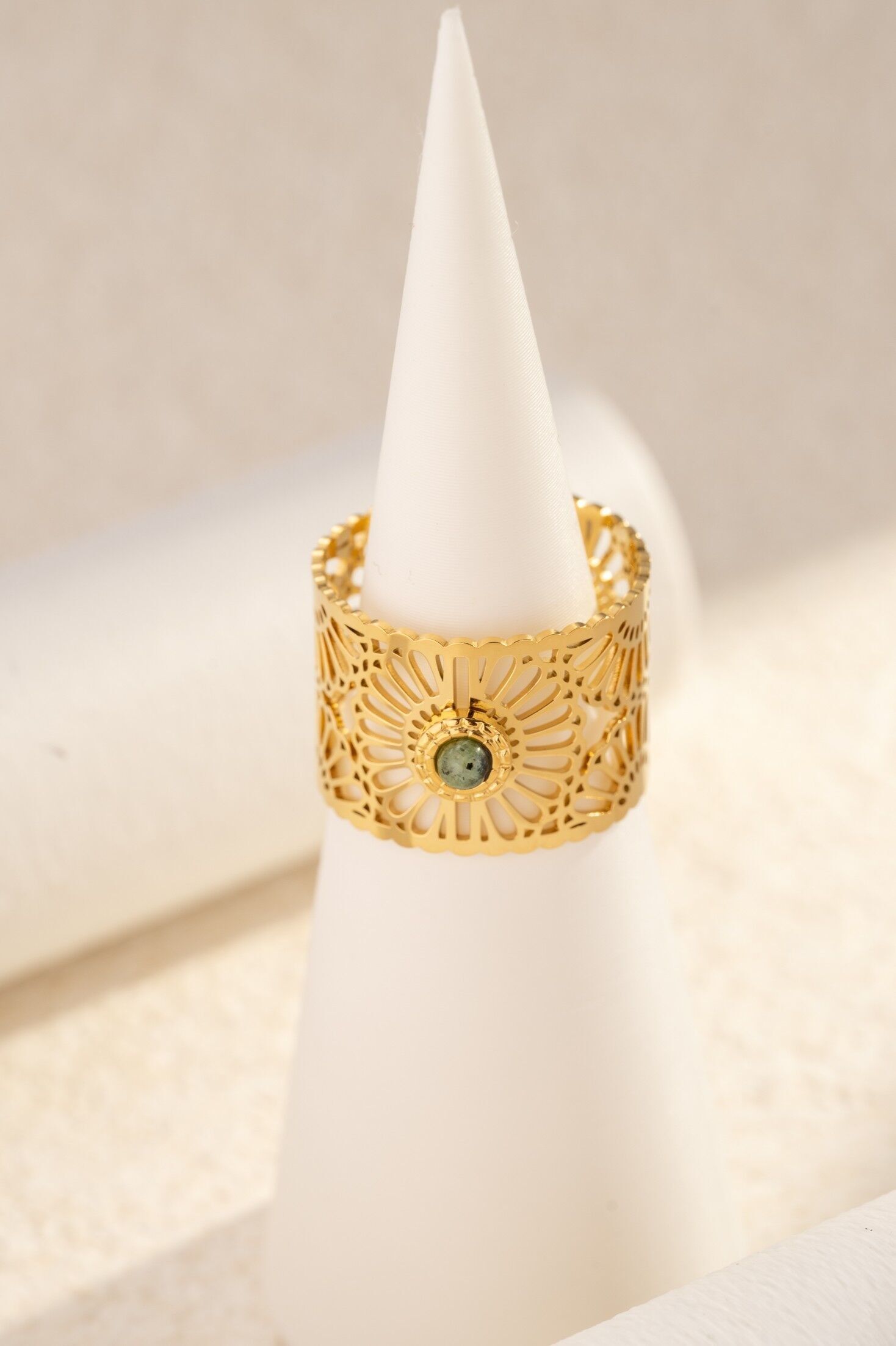 Bague dorée ajourée ornée de pierre naturelle ajustable