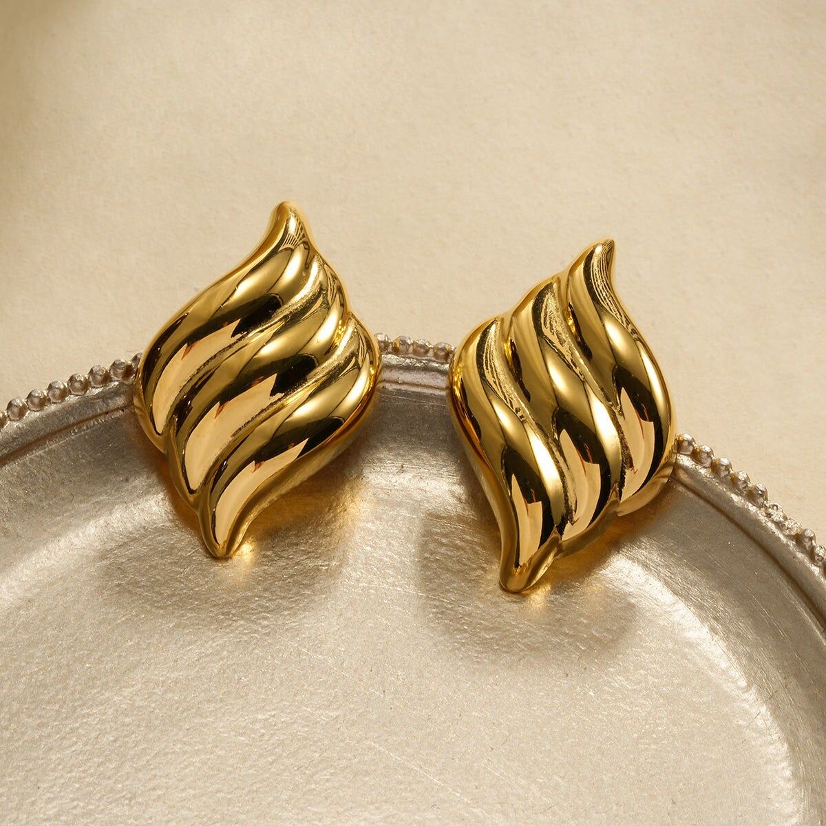 Orecchini a foglia intrecciata in oro