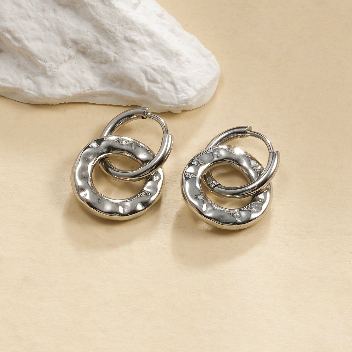 Orecchini in argento con anelli intrecciati effetto martellato