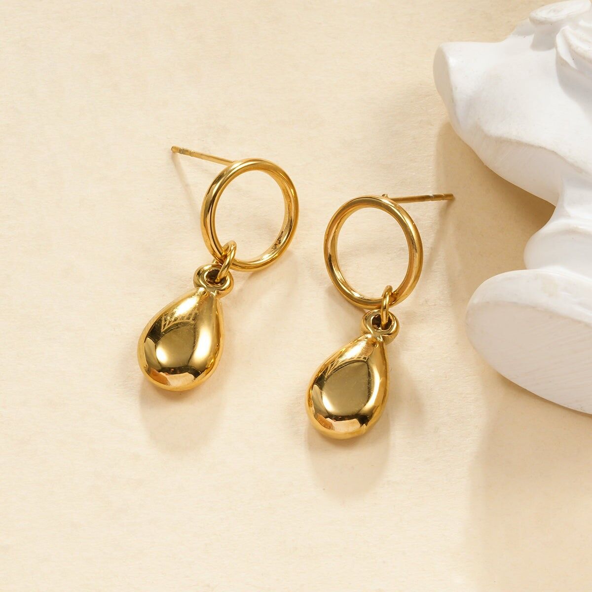 Orecchini pendenti lisci in oro