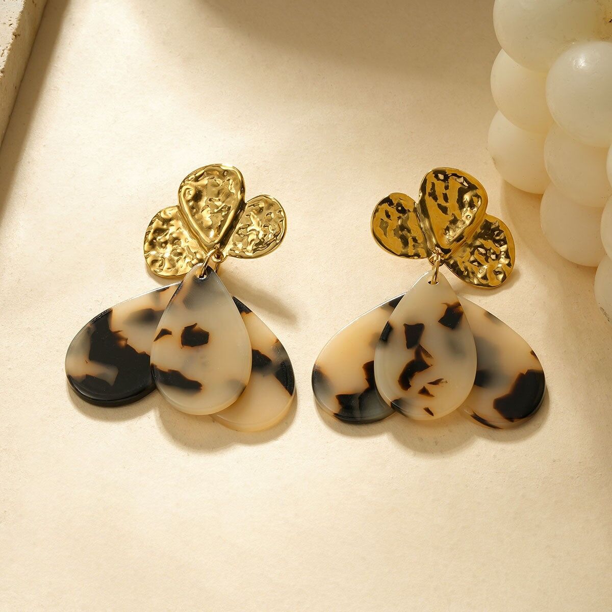 Orecchini pendenti placcati oro con 3 petali di fiori in resina leopardata