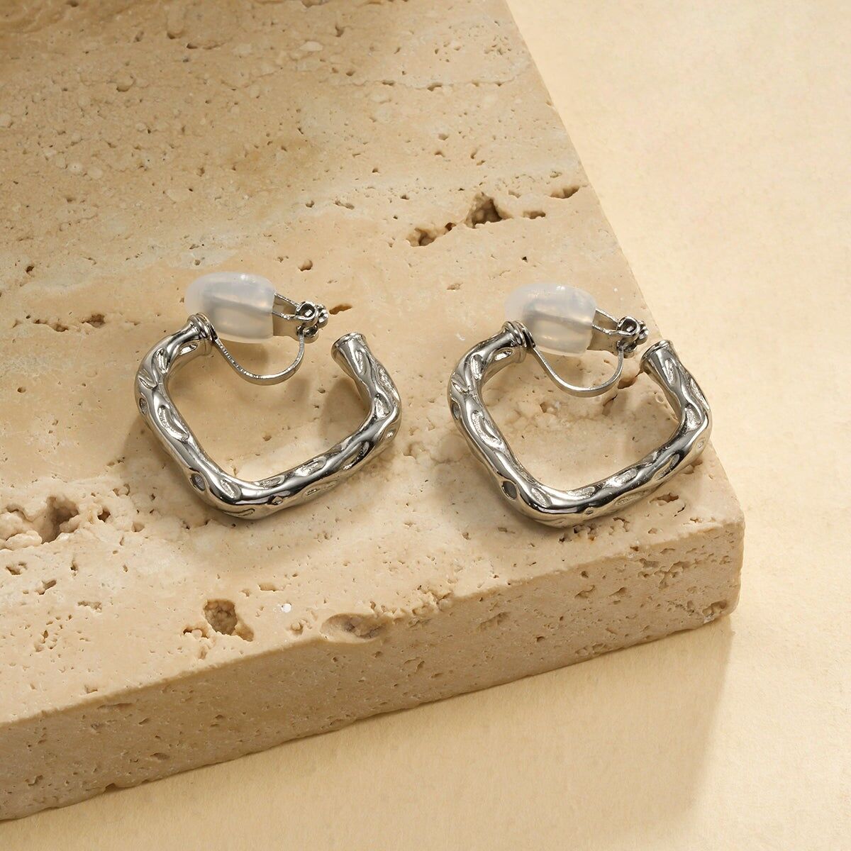 Orecchini a clip quadrati effetto martellato argento