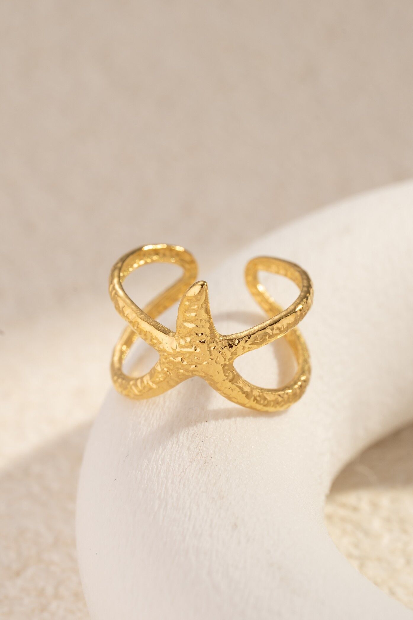 Strukturierter Seestern-Goldring aus Edelstahl
