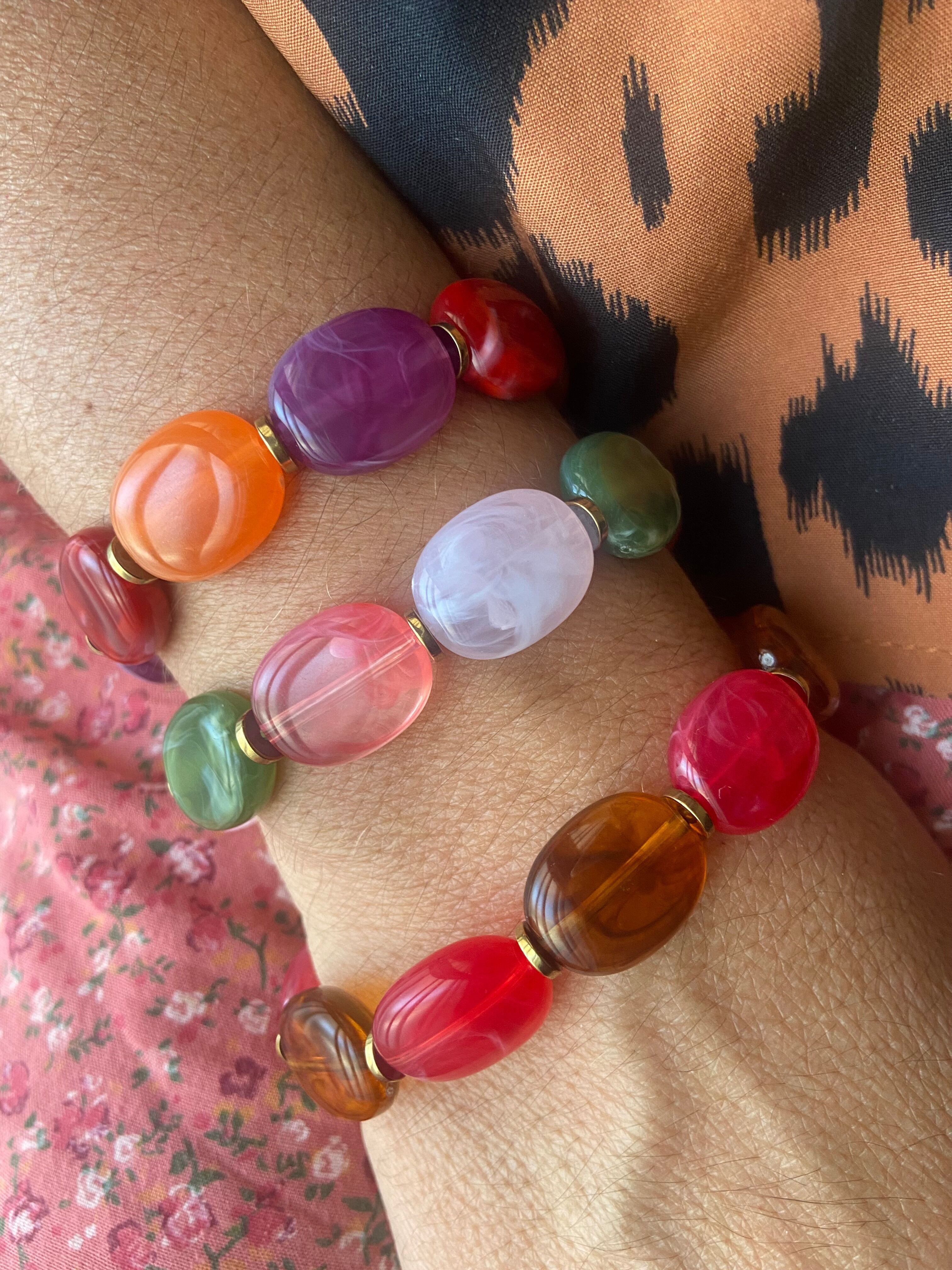 Elastic bracelet with oval resin beads