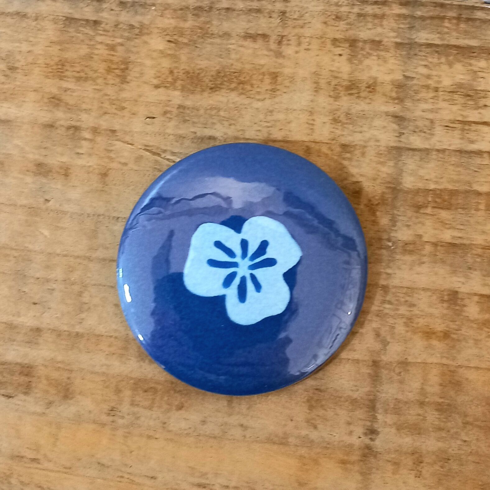 Distintivo floreale cianotipico