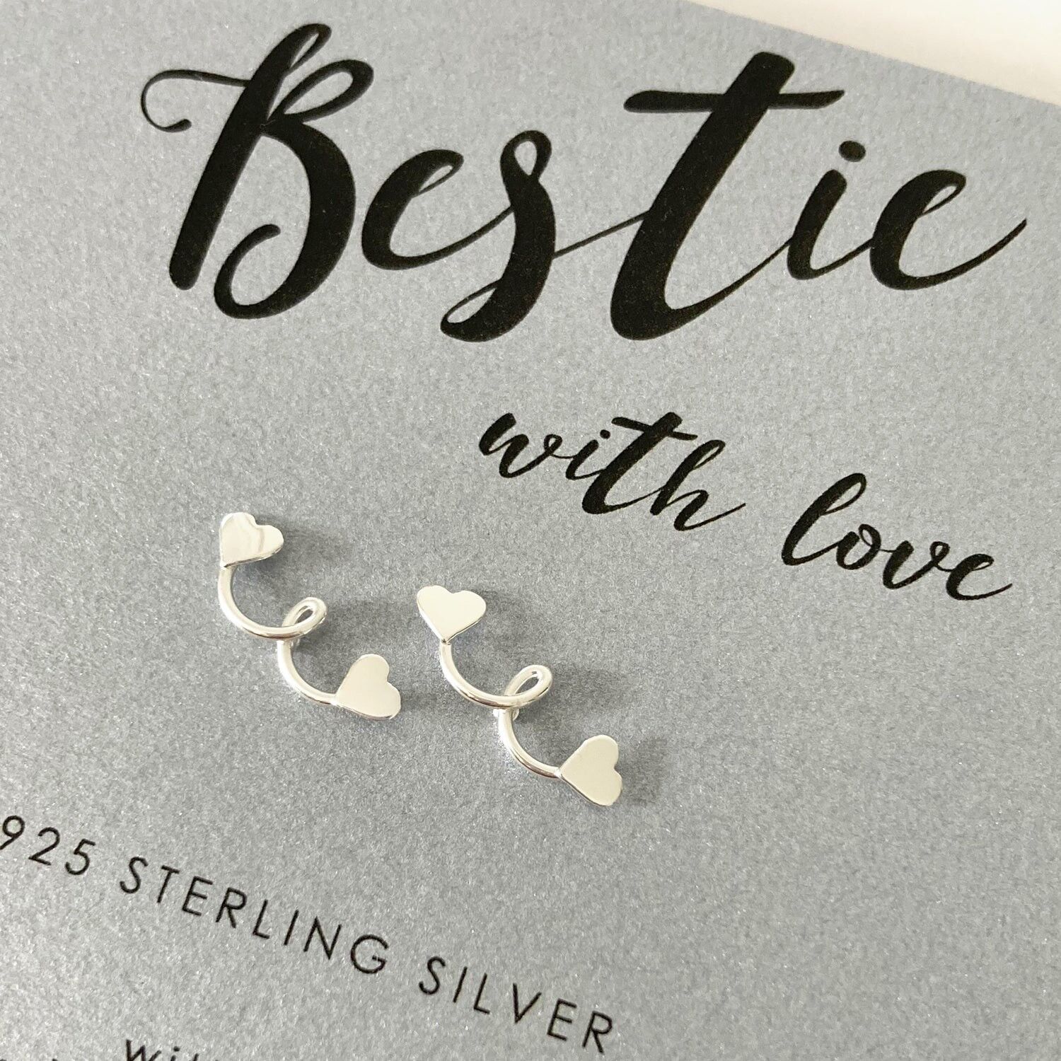 Orecchini a forma di cuore con borchie in argento, stile "Best Friend Love"