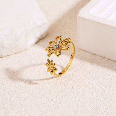 Anillo de oro con motivo de doble flor y pedrería.