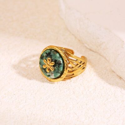 Anello in oro traforato con pietra verde rotonda e motivo floreale centrale