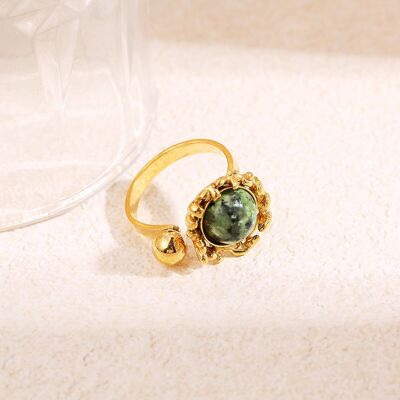 Anello aperto in oro con pietra verde rotonda incastonata in una cornice testurizzata e sfera liscia all'estremità