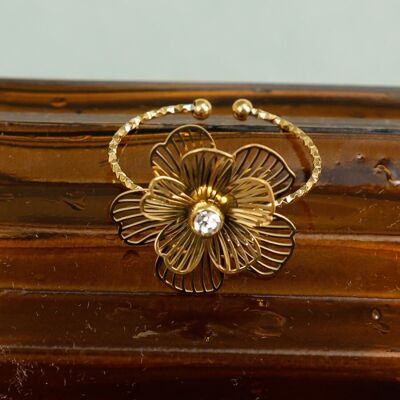 Bague Fine Dorée Fleur Ajourée Strass Central