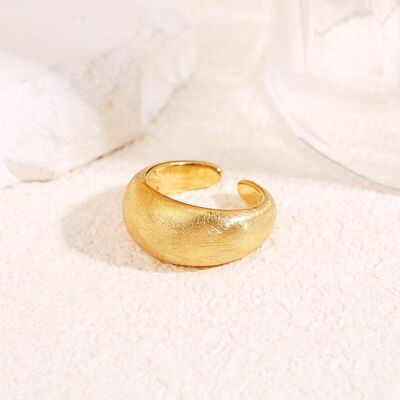 Anillo de oro cepillado, forma abovedada, apertura trasera.