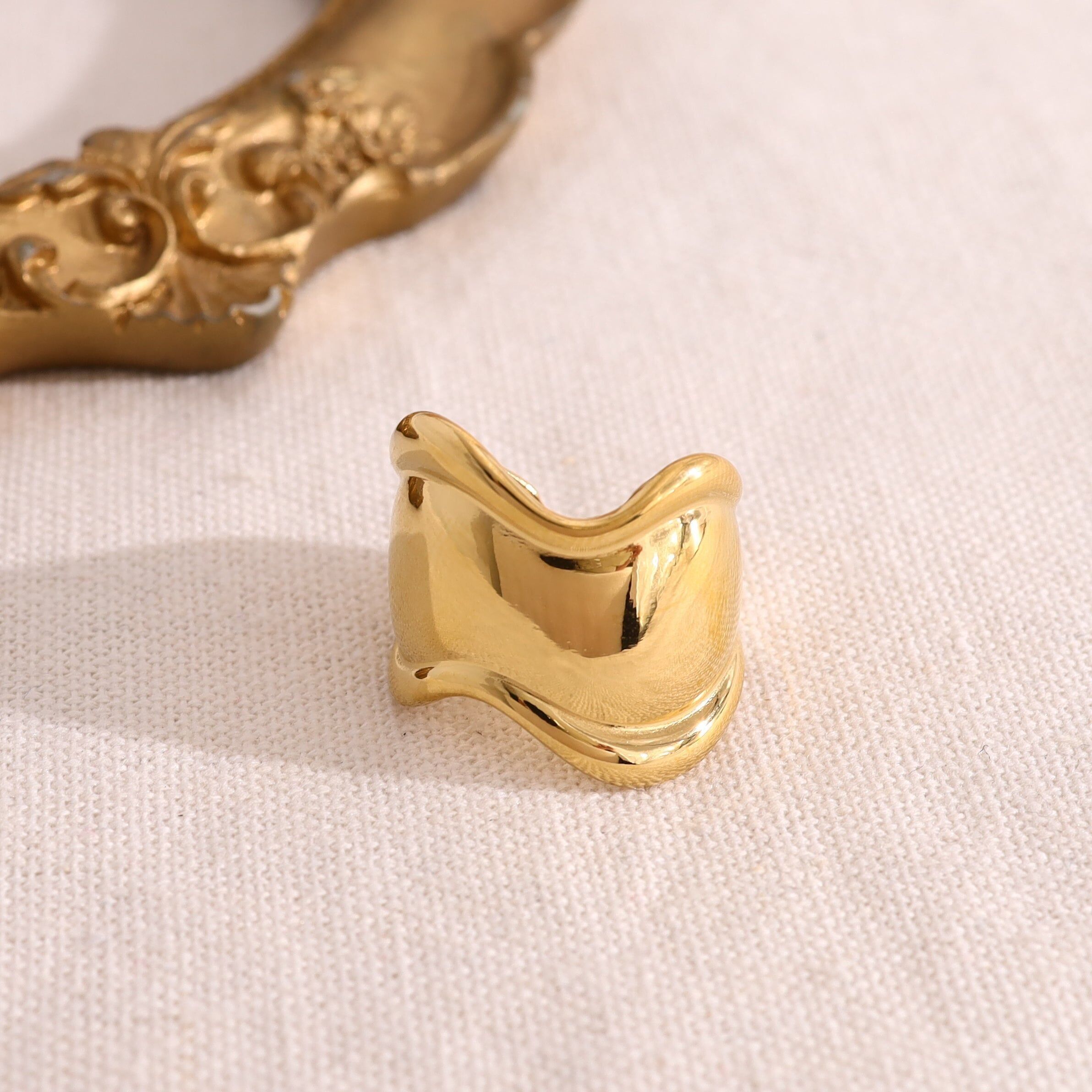 Dicker Goldring mit Spiegeleffekt in Wellen und erhabenen Kanten