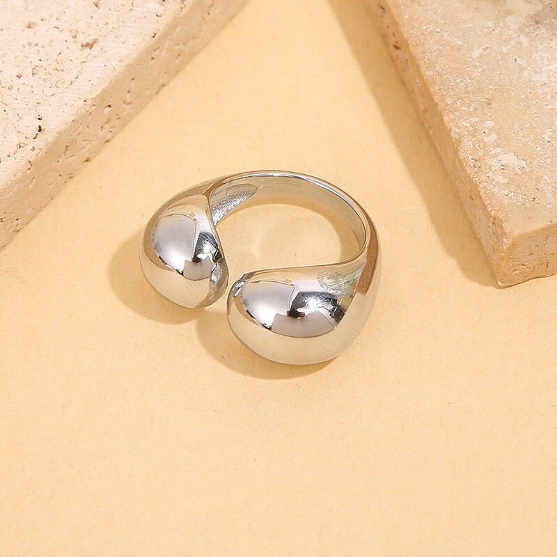 Goldene Ringöffnung auf der Vorderseite mit abgerundeten Formen und Spiegeleffekt