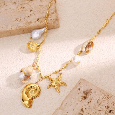 Collar de cadena de oro con colgantes de concha