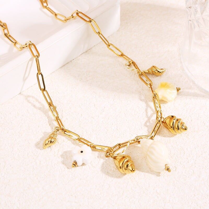 Collana con catena in oro con maglie con ciondolo e cordino ecru