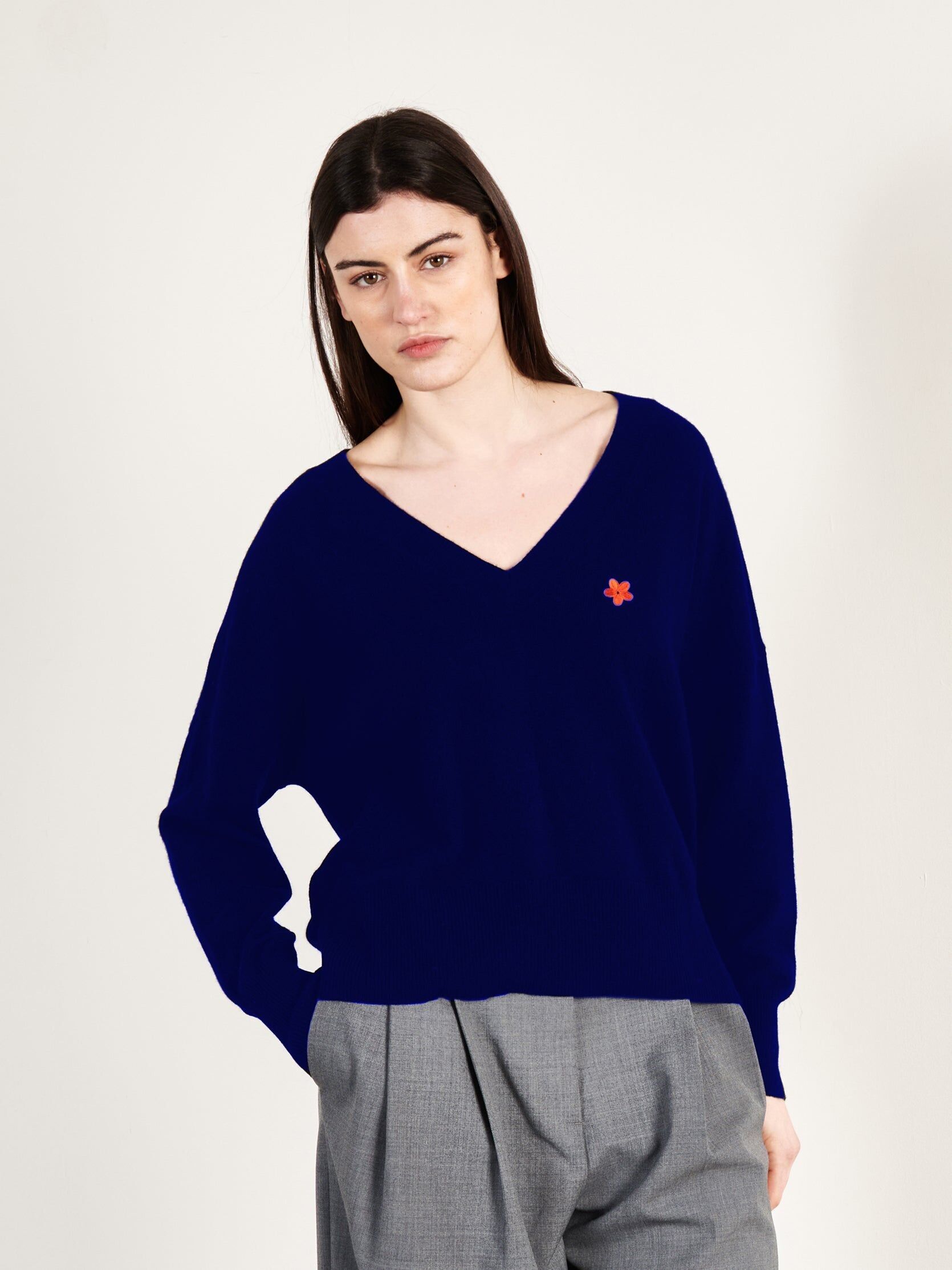 Maglione da donna in cashmere blu navy con scollo a V - HANA 1