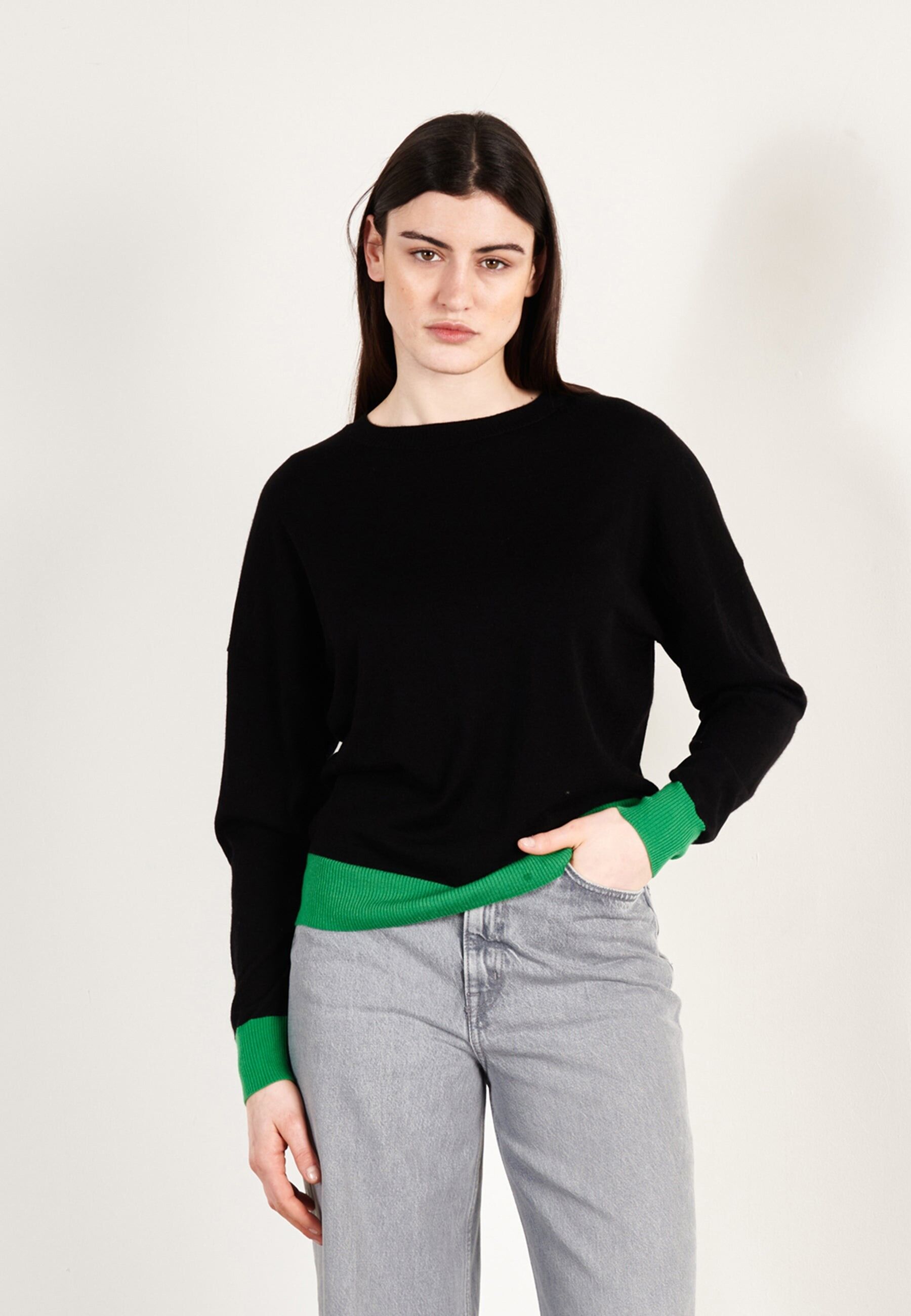 Maglione oversize da donna in cashmere e lana ultra-fine con scollo rotondo, colore nero/verde - KELLY 3