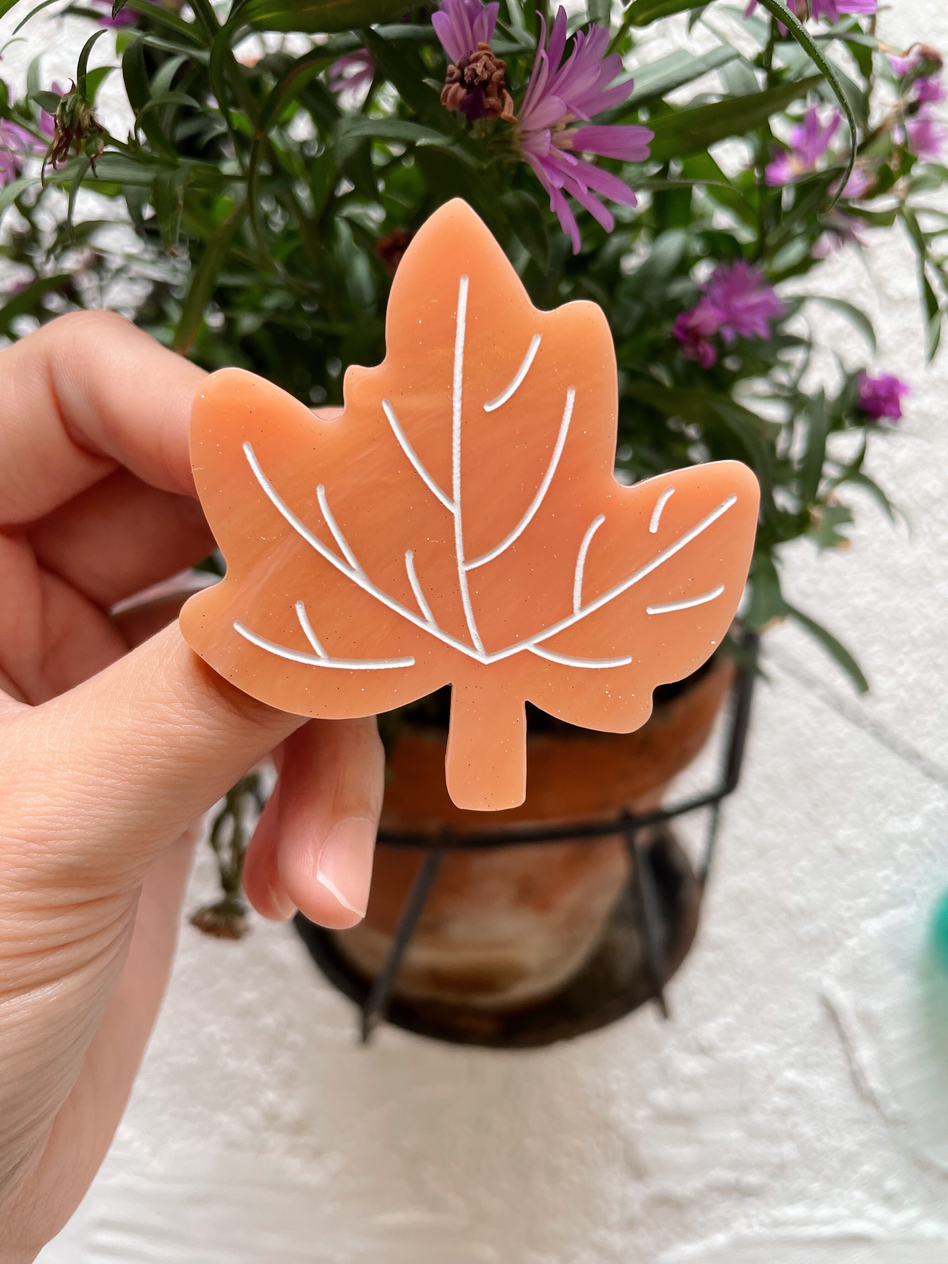 Broche en plexiglass feuille