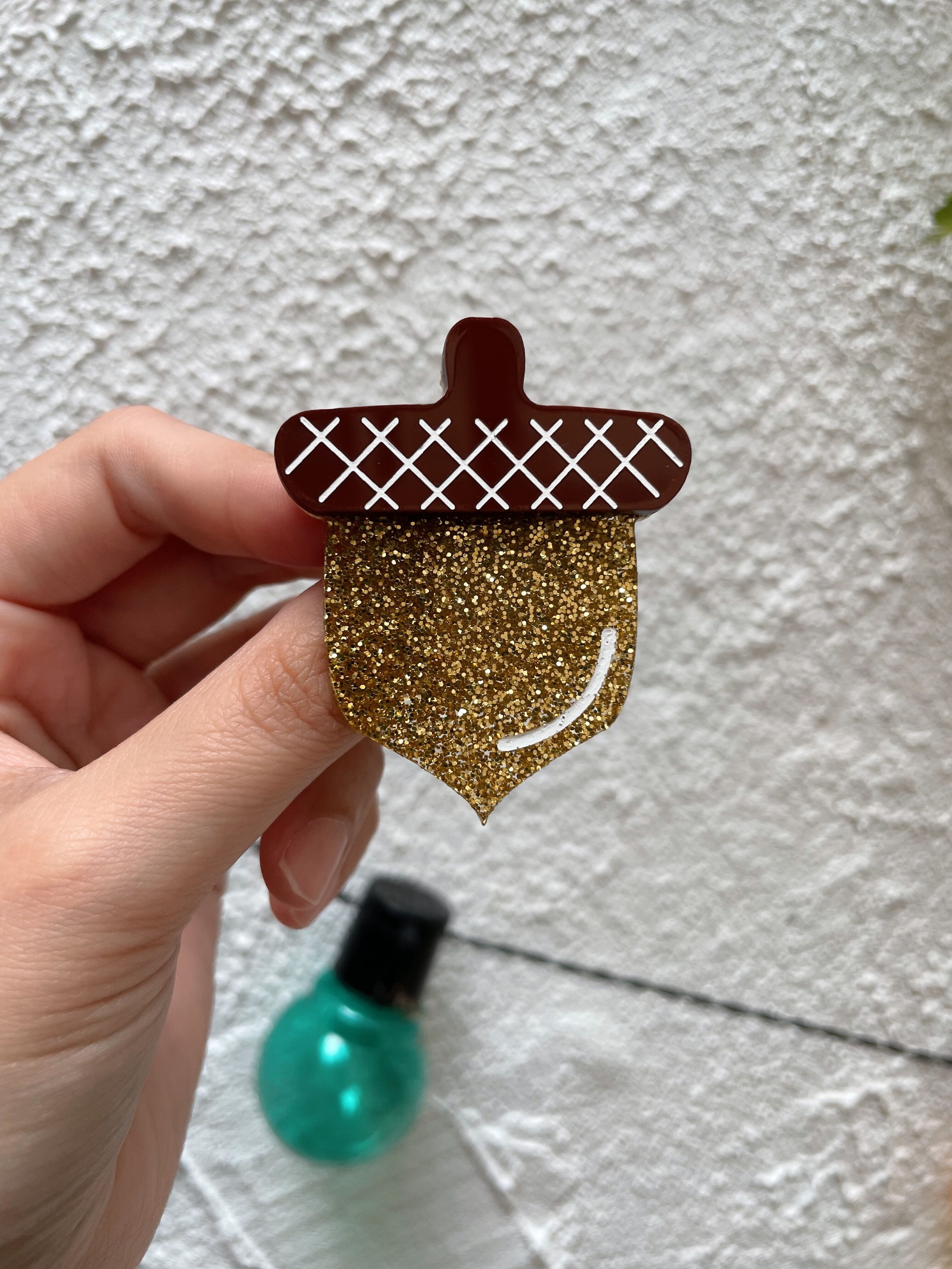 Plexiglass brooch with glitter tassel