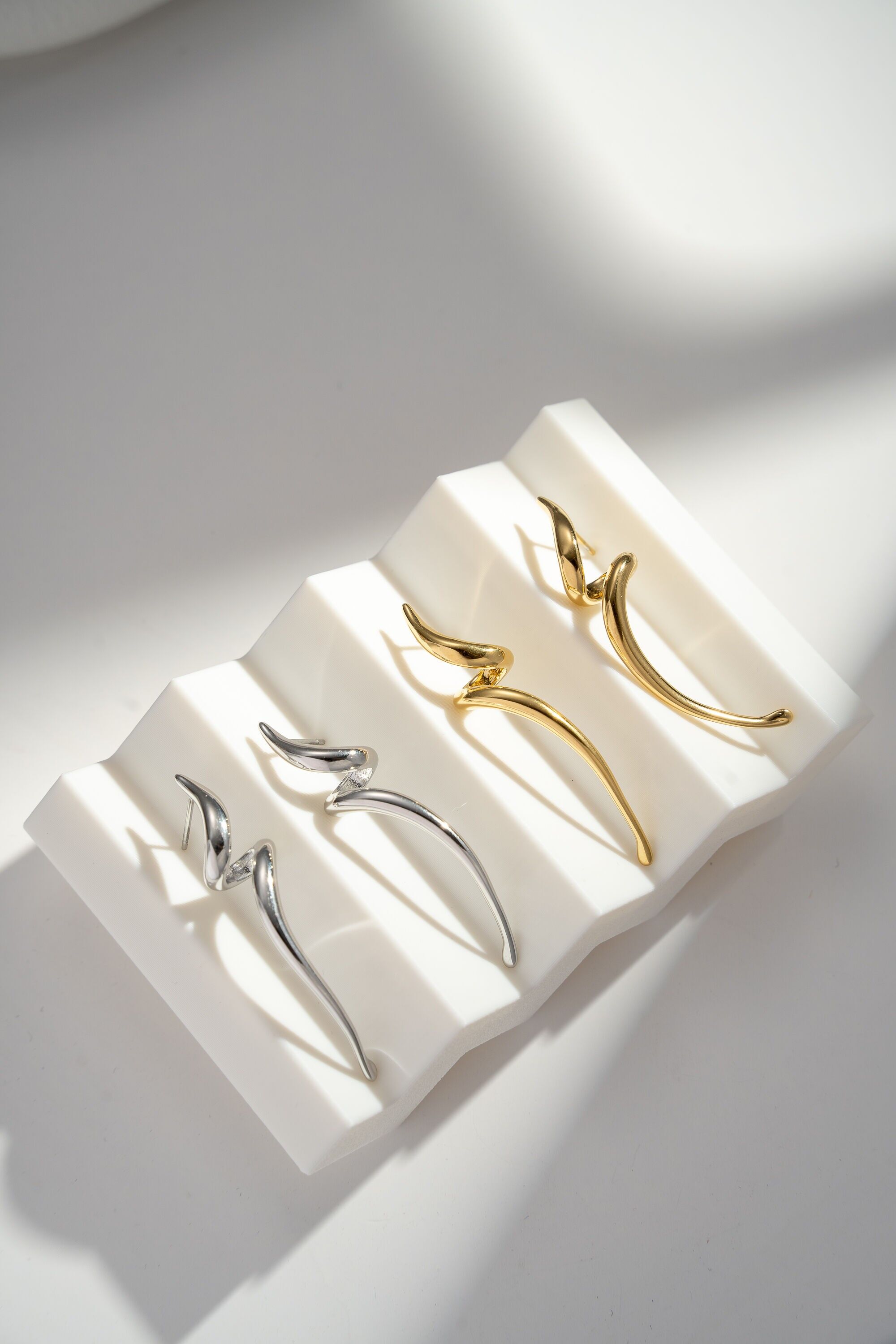 Edelstahlohrring mit skulpturalem, fließendem Design