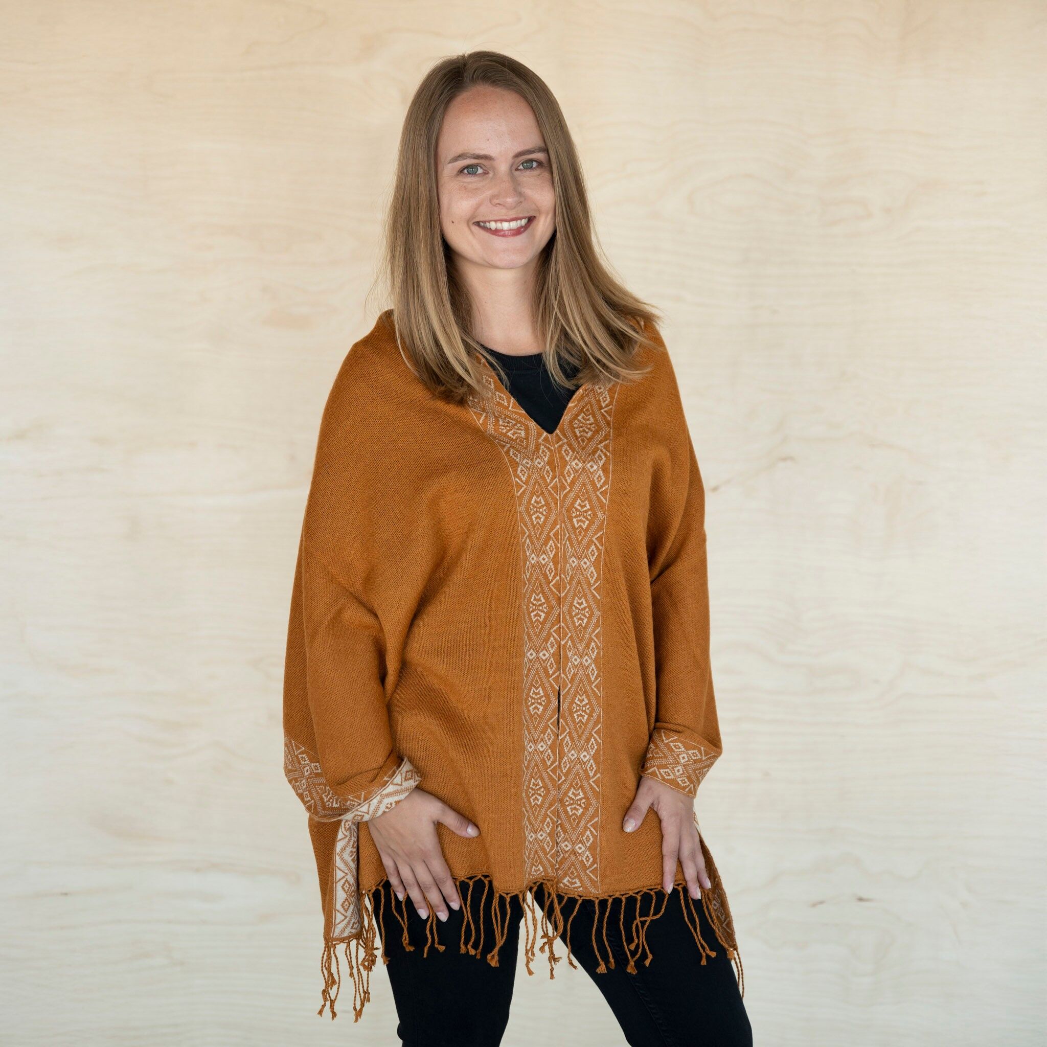 Poncho de alpaca FLOR para mujer - elaborado 100% con la mejor lana de alpaca bebé