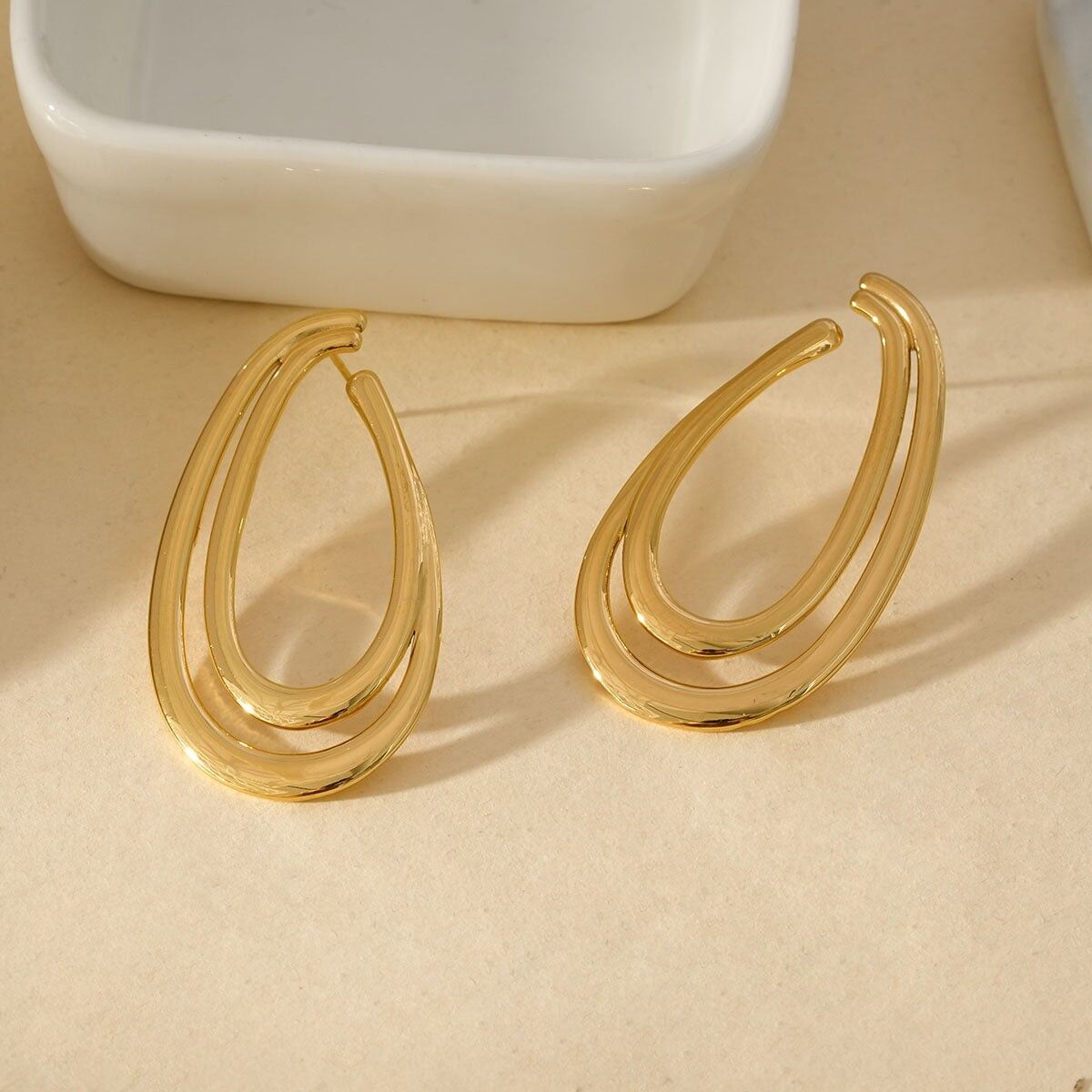 Goldene Ohrringe in Doppeltropfenform