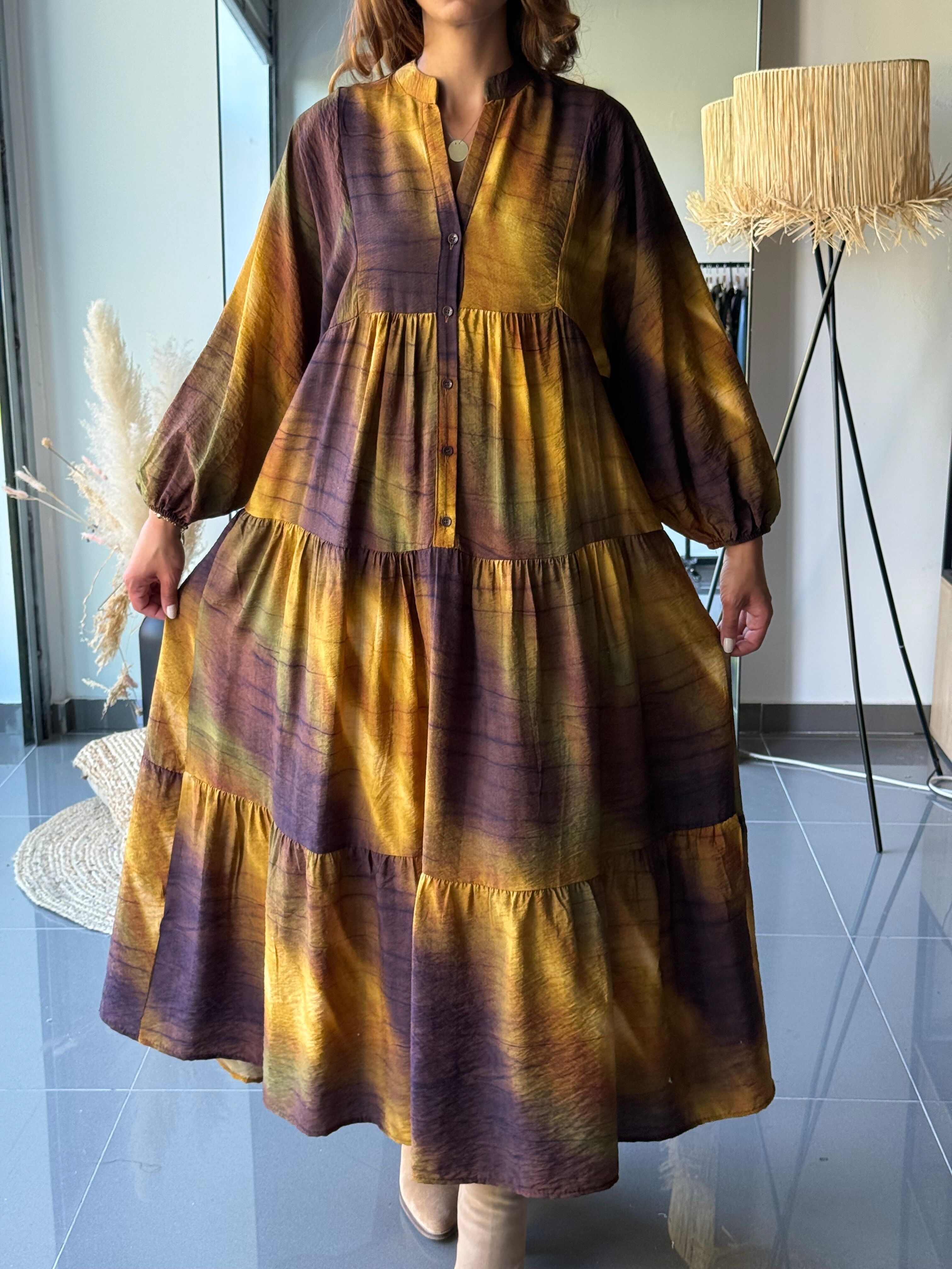 Abito lungo e fluido con stampa tie-dye in marrone e giallo – con viscosa