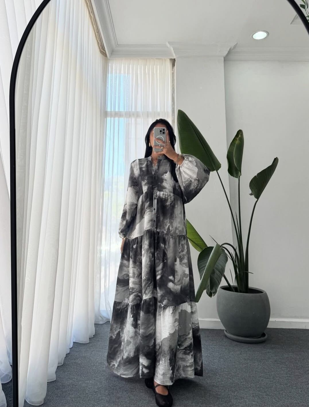 Abito lungo e fluido con stampa tie-dye in grigio - Con viscosa