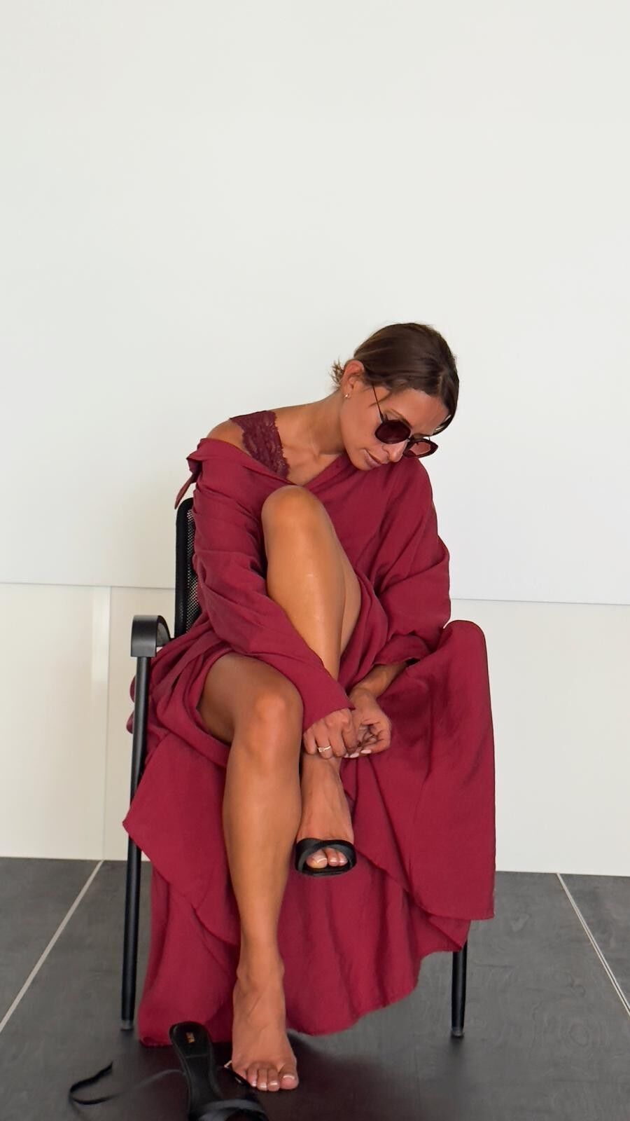 Abito lungo color bordeaux con cintura e tasche