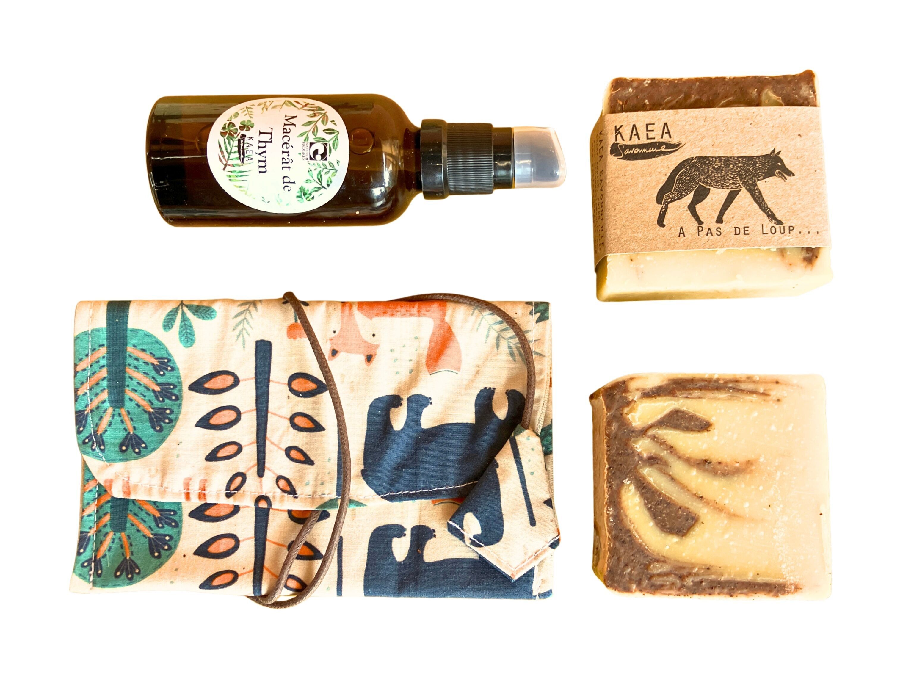 Scatola da viaggio - Regalo biologico e responsabile - 2 saponi, una bustina di sapone e un macerato di timo