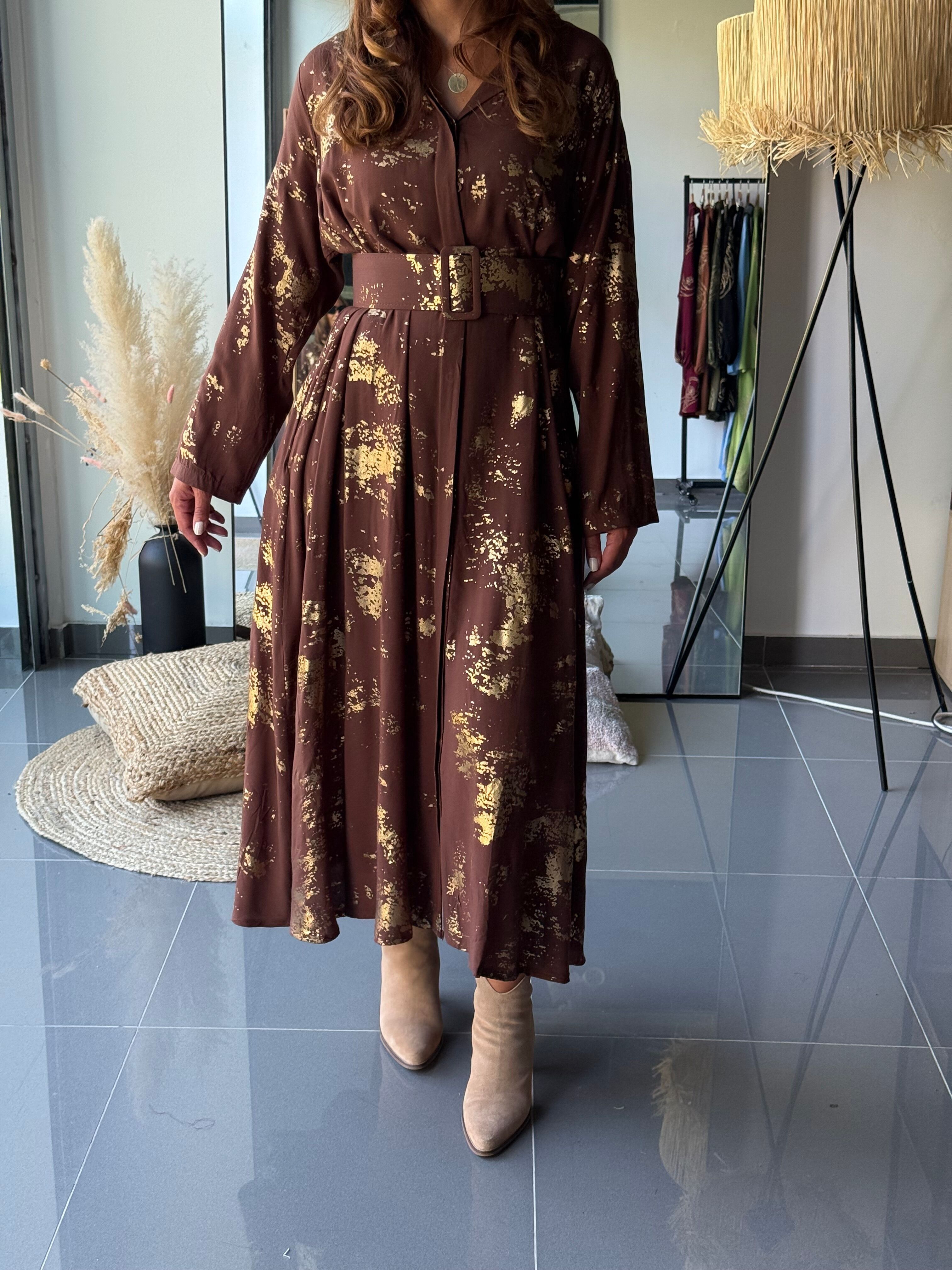 Abito lungo marrone con stampa dorata, cintura e tasche – Viscosa