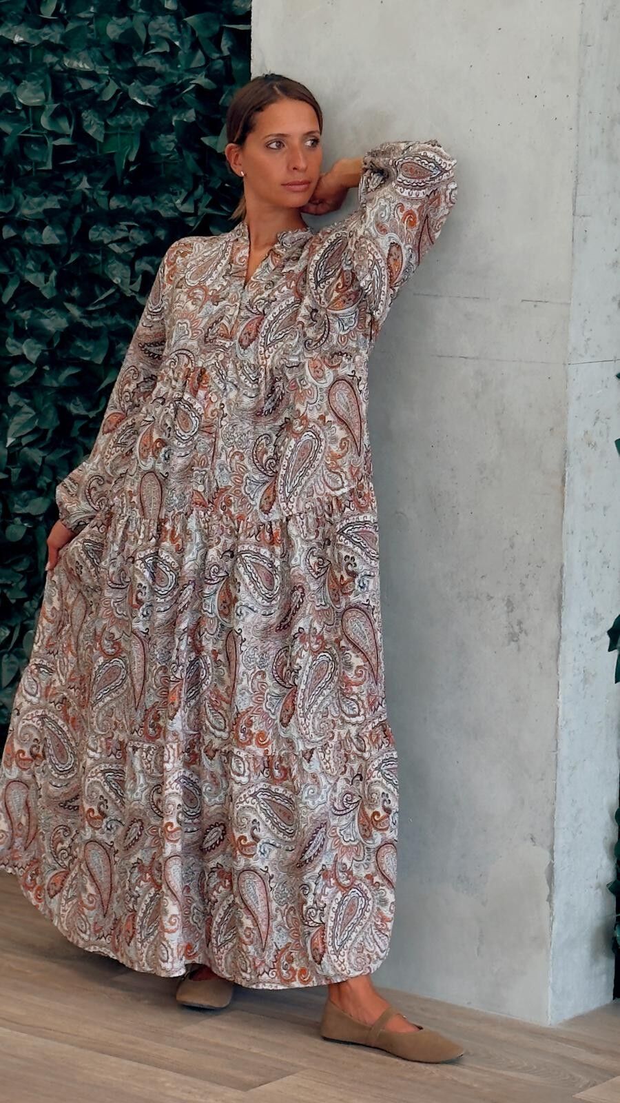 Abito lungo fluido in stampa cashmere marrone-viola - Con viscosa