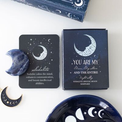 Pierre souvenir de lune en cristal de sodalite dans une boîte