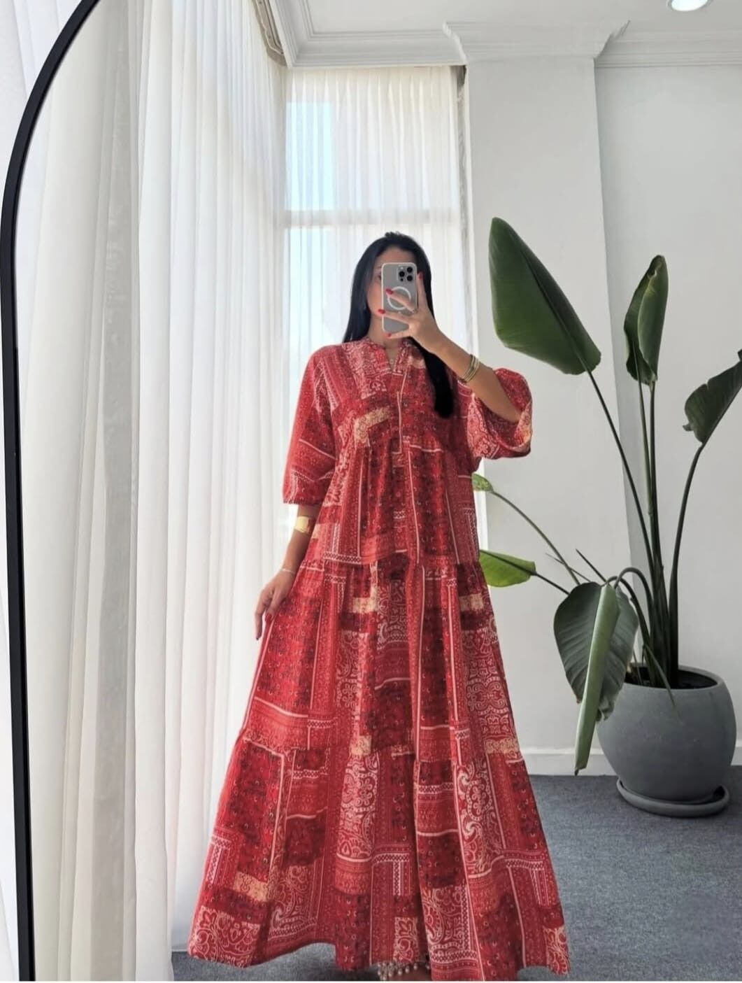 Abito lungo e ampio con stampa floreale - Maniche lunghe - Fiori rossi